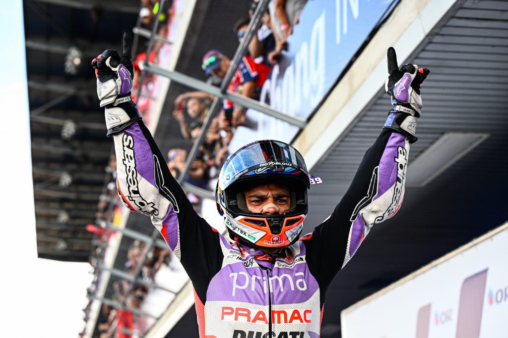 jrge-martin-hands-up-1024x683.jpg