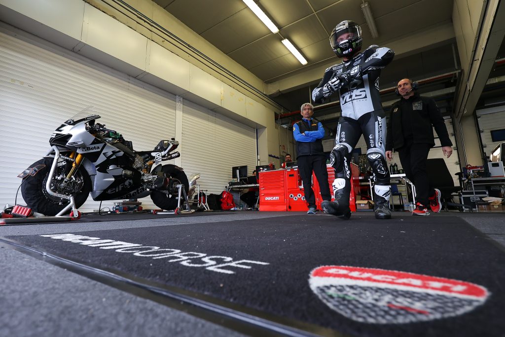 Sam Lowes Walking out of garage jerez test worldsbk

