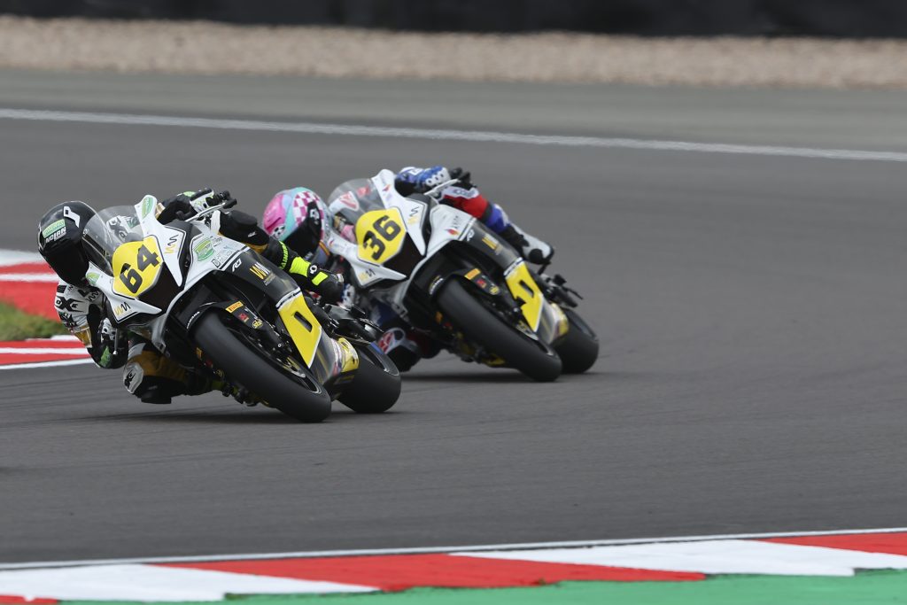 wcr race 1 donington battle 2nd 3rd