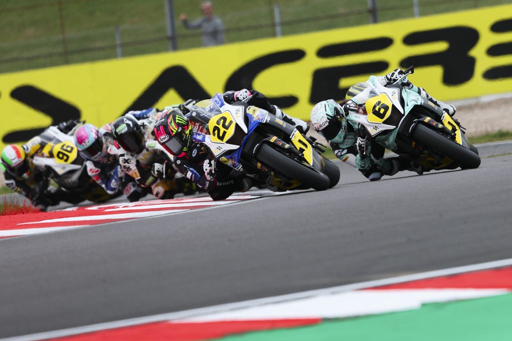 wcr race 1 donington battle