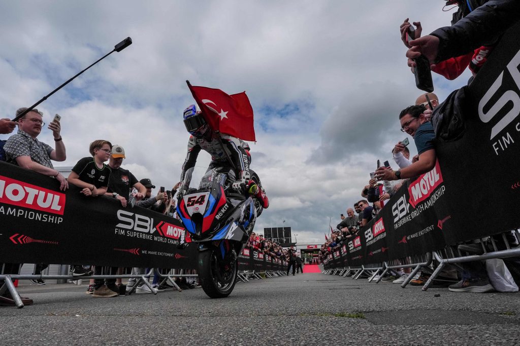 Toprak-Stoppie-donington-park-1024x683.jpg