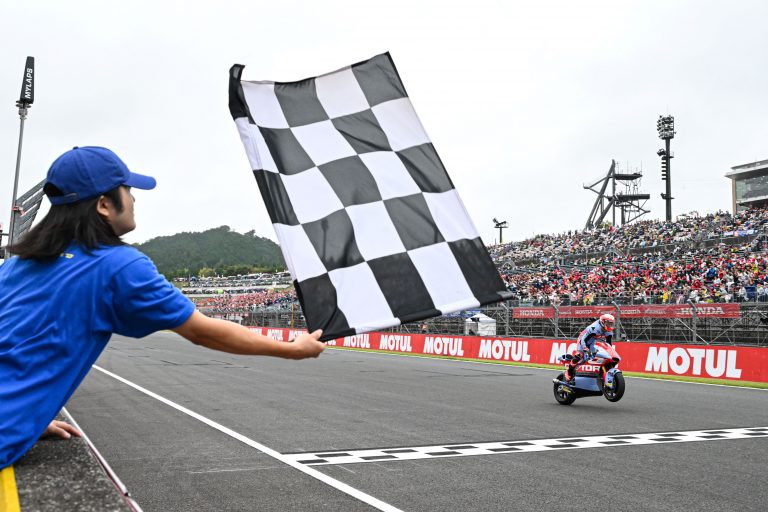 Manuel Gonzalez moto2 over the line