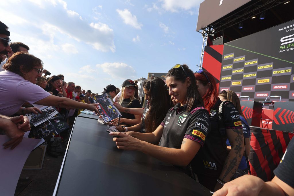 Meet Sara Sanchez autograph fans