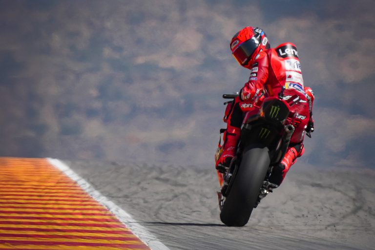 marc marquez looking behind